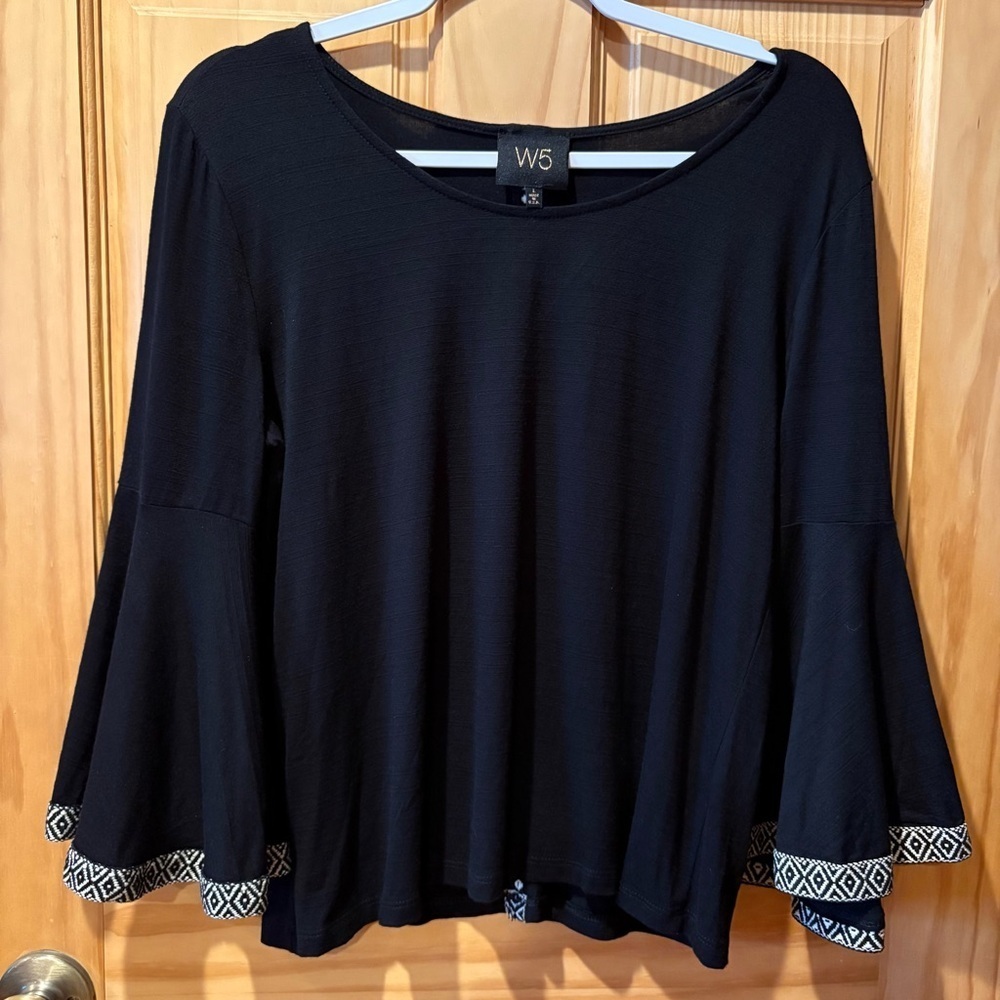 W5 Womens Top Sz L Black Long Bell Sleeves Round Neck used good condition